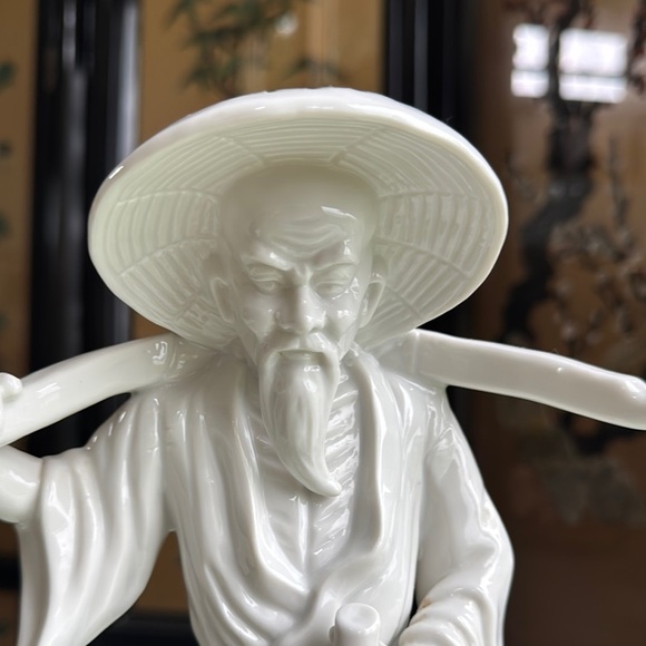 Vintage White Porcelain Asian man i. Traditional attire Figurine - Picture 2 of 8